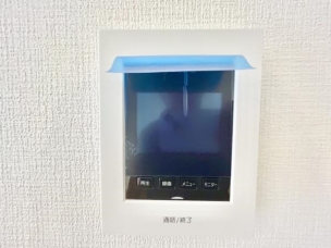 ■■カラーTVモニターホン■■外出中も来訪者をカラー画面と音声でしっかり録画します。在宅時にも鮮明なモニターでしっかり相手を確認できます!防犯のスタート、安心の一歩は玄関からですね。 その他内観