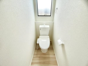 ■■Toilet■■
清潔な空間を保ちたいトイレはオフホワイトでまとめました。毎日使う場所だからこそお手入れも楽々にできる機能が搭載されております。汚れが付着しにくい便器はお掃除も楽々です。 トイレ