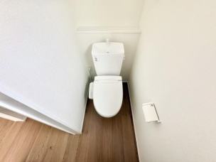 ■■Toilet■■
清潔な空間を保ちたいトイレはオフホワイトでまとめました。毎日使う場所だからこそお手入れも楽々にできる機能が搭載されております。汚れが付着しにくい便器はお掃除も楽々です。 トイレ